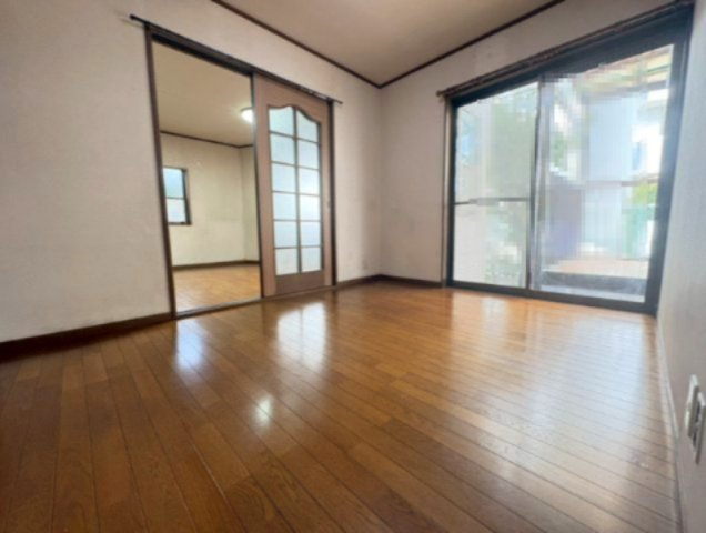 【商談中】京都市西京区大原野上里南ノ町の居間・リビング|1階 約5帖の洋室
LDKに隣接し、バルコニーへも出られる便利な一室です！