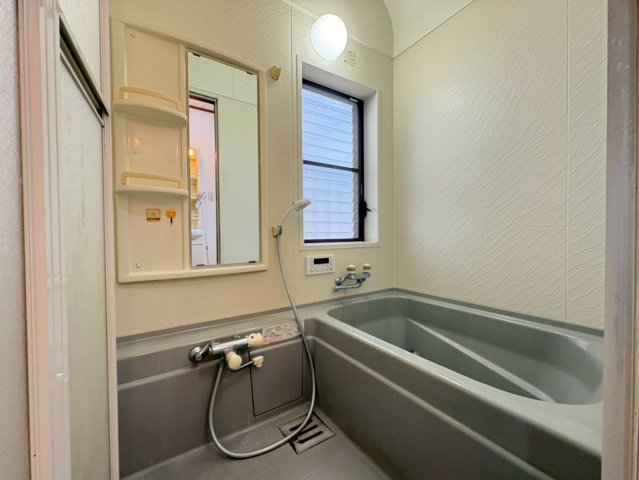 【価格改定】京都市西京区大原野上里南ノ町の浴室|一日の疲れを癒す、肩までゆったり浸かれる浴槽。