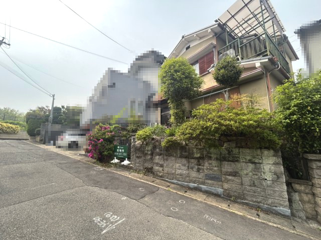 【成約済】向日市寺戸町古城の前面道路含む現地写真|徒歩圏内にはスーパーやコンビニなど生活施設が充実しており、日々のお買い物にも便利。
