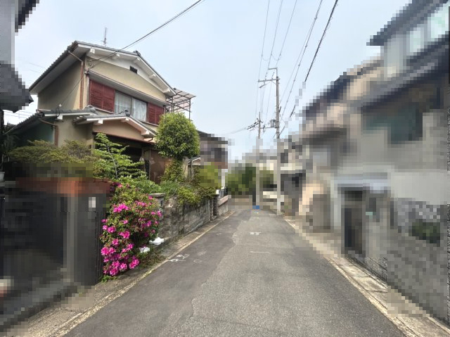 【成約済】向日市寺戸町古城の前面道路含む現地写真|二方道路で風通し・採光良好です◎