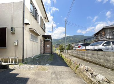 【駐車場】 | 大津市坂本７丁目　中古戸建 | 軽自動車なら駐車できるスペースがあります。《サイズは現地で要確認》目の前（北側）の敷地も駐車場になっており建物が建っていません。