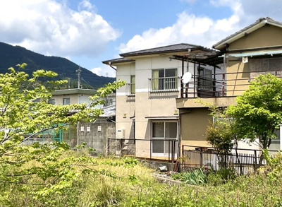 【外観】 | 大津市坂本７丁目　中古戸建 | 【南側からの外観】児童公園が徒歩3分、保育機関が徒歩８分と子育て世代にもおすすめのエリアです。