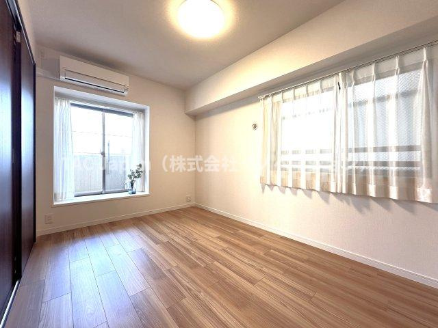 ローヤルシティ川口幸町の洋室|たっぷりの自然光が差し込む洋室で、家族とのくつろぎ時間がいっそう心地よく広がる空間へ。