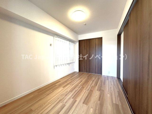 ローヤルシティ川口幸町の洋室|たっぷりの自然光が差し込む洋室で、家族とのくつろぎ時間がいっそう心地よく広がる空間へ。