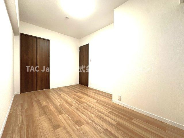 ローヤルシティ川口幸町の洋室|たっぷりの自然光が差し込む洋室で、家族とのくつろぎ時間がいっそう心地よく広がる空間へ。