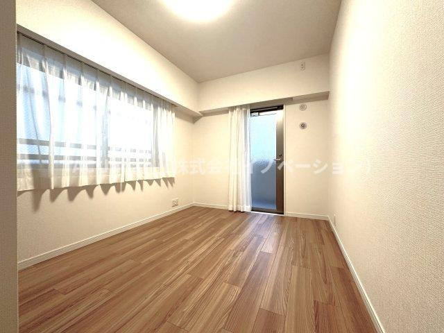 ローヤルシティ川口幸町の洋室|たっぷりの自然光が差し込む洋室で、家族とのくつろぎ時間がいっそう心地よく広がる空間へ。