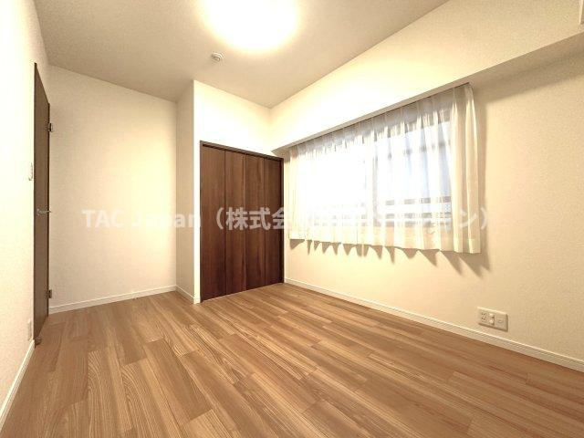 ローヤルシティ川口幸町の洋室|たっぷりの自然光が差し込む洋室で、家族とのくつろぎ時間がいっそう心地よく広がる空間へ。