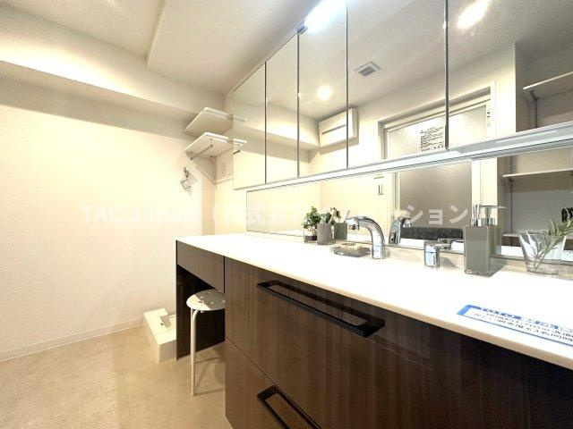 ローヤルシティ川口幸町の独立洗面台|忙しい朝もスムーズに。家族みんなが使いやすい清潔感あふれるワイド洗面台。