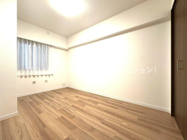 ローヤルシティ川口幸町の洋室|たっぷりの自然光が差し込む洋室で、家族とのくつろぎ時間がいっそう心地よく広がる空間へ。