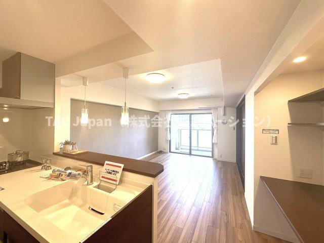 ローヤルシティ川口幸町の居間・リビング|たっぷりの光が差し込む広々リビングが、家族の笑顔と心地よい日常を育む特別な空間に。