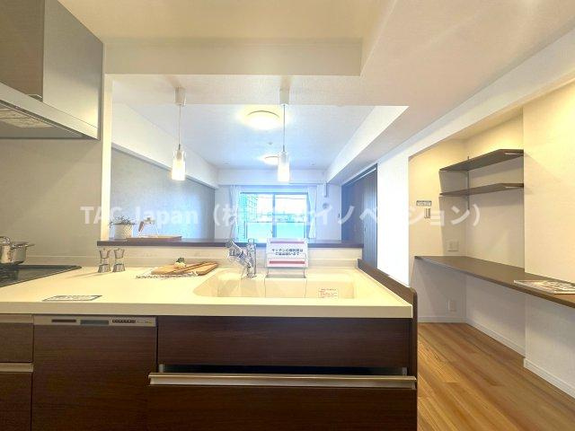 ローヤルシティ川口幸町のキッチン|家族の会話が自然と生まれる、ゆとりある安心設計の広々キッチンが毎日をもっと楽しく。