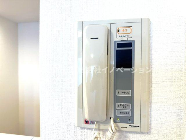 ローヤルシティ川口幸町の防犯設備|リビングから来訪者を確認できるモニタ付きインターホンで安心です。