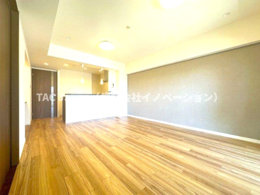 ローヤルシティ川口幸町の居間・リビング|たっぷりの光が差し込む広々リビングが、家族の笑顔と心地よい日常を育む特別な空間に。ぜひ一度見ていただきたいです。専有面積71.3平米なので、使い勝手がいいです。