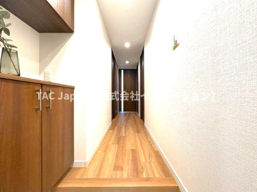 ローヤルシティ川口幸町の玄関|綺麗に整備されたマンションで清潔感を感じます。駅から徒歩10分圏内に立地しています。明るく開放感のある玄関が、家族や訪れる人を優しく迎える心地よい第一印象を演出します。