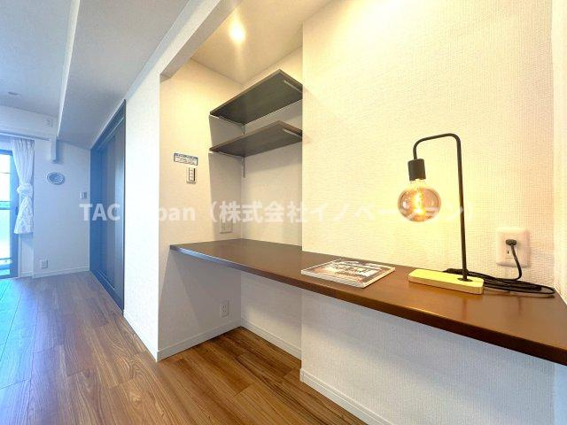 ローヤルシティ川口幸町の居間・リビング|作業に集中できるワークスペースを設けてあるので、オンとオフの切り替えを容易にし作業効率を向上させます。また、家の中が散らかりにくくなり、生活空間を有効活用できます。﻿