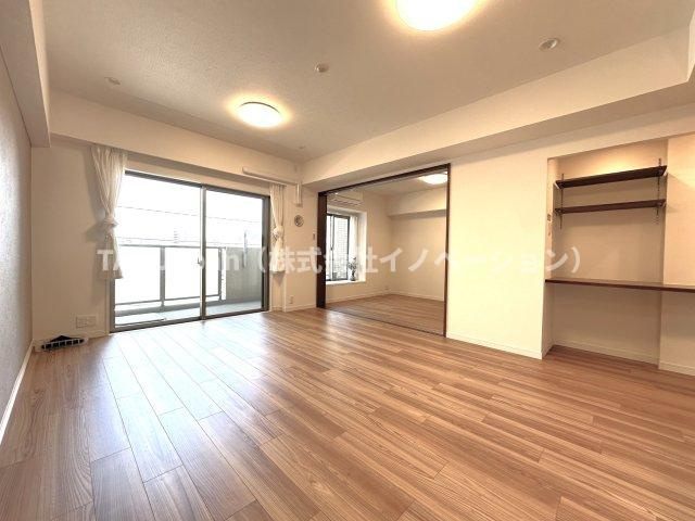 ローヤルシティ川口幸町の居間・リビング|たっぷりの光が差し込む広々リビングが、家族の笑顔と心地よい日常を育む特別な空間に。