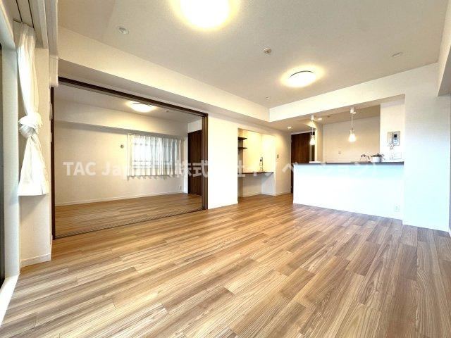 ローヤルシティ川口幸町の居間・リビング|たっぷりの光が差し込む広々リビングが、家族の笑顔と心地よい日常を育む特別な空間に。