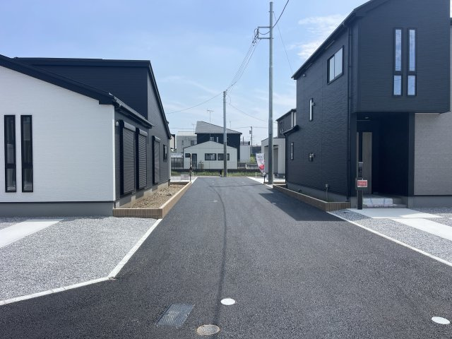 グラファーレ小山市雨ヶ谷新田　新築一戸建ての前面道路含む現地写真|前面道路含む現地写真です