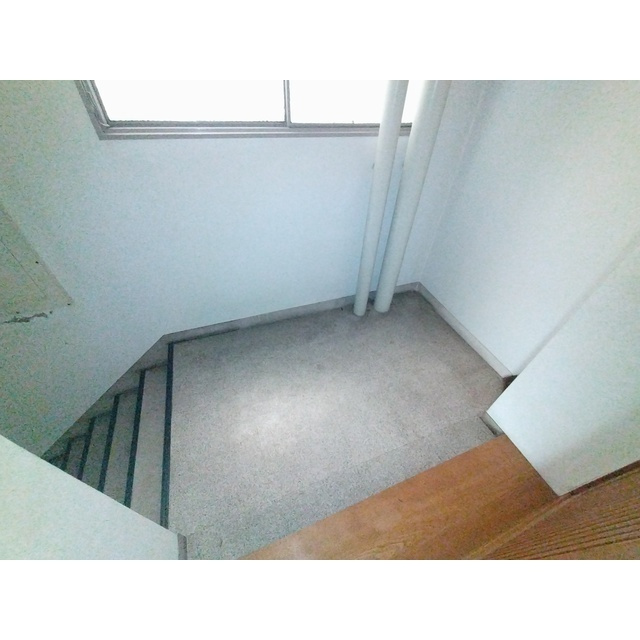 岐阜市柳ケ瀬通３丁目のアパートの玄関