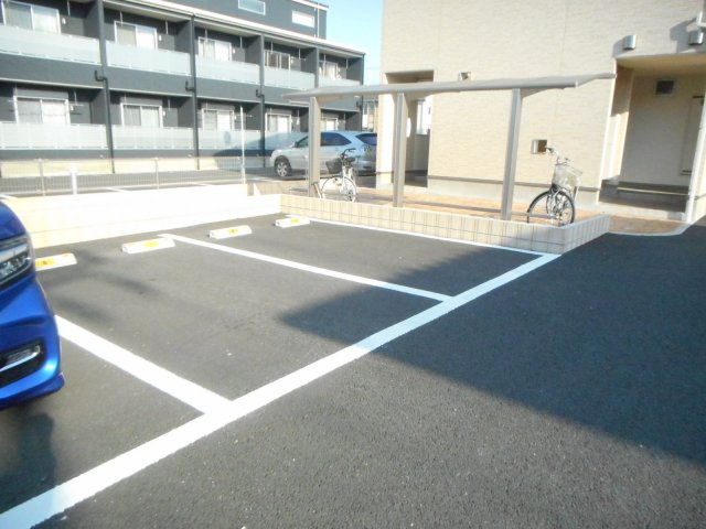 アクロス月の輪の駐車場