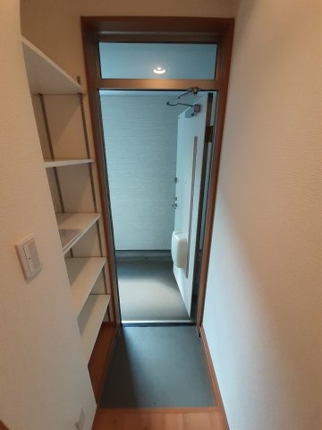 ワイズカーサの玄関