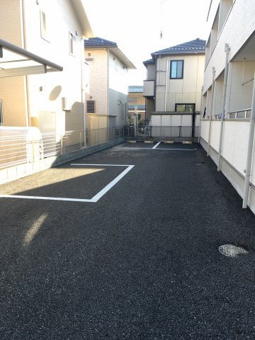 ワイズカーサの駐車場