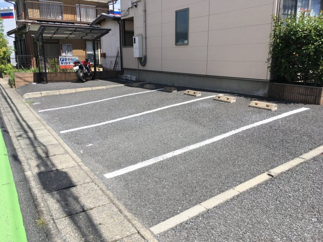 アルメゾンアネシスの駐車場