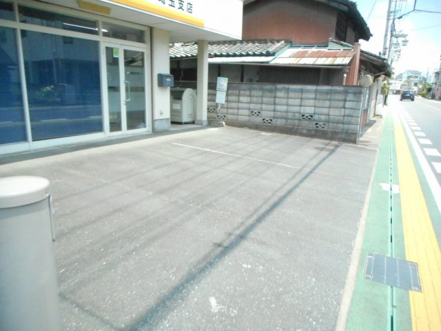 アルムクイーン箭弓町の駐車場