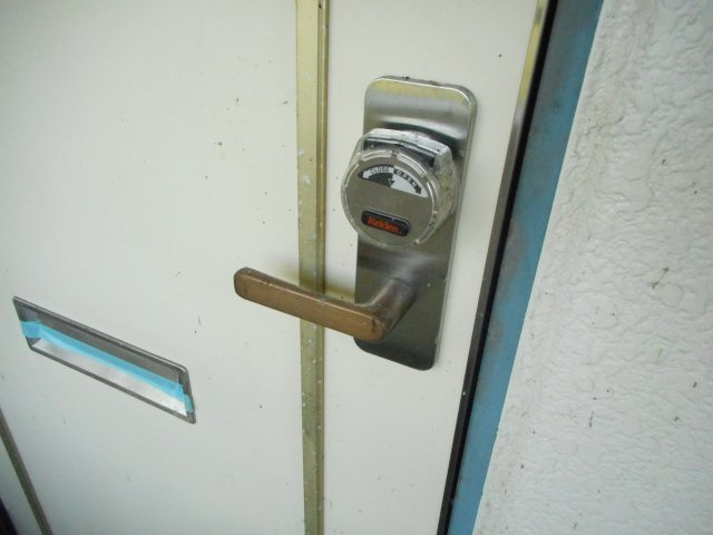 アルムクイーン箭弓町の玄関