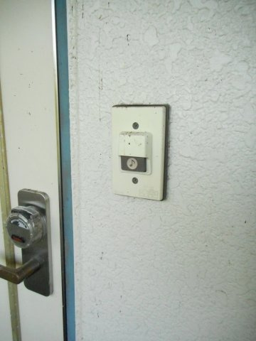 アルムクイーン箭弓町の玄関