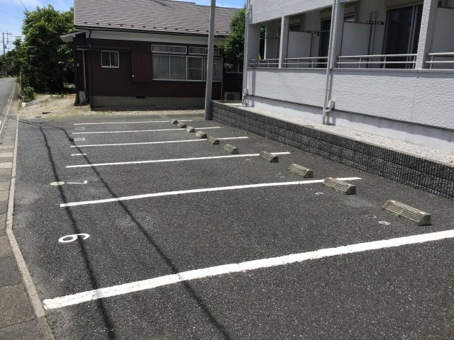 アンソレイエの駐車場
