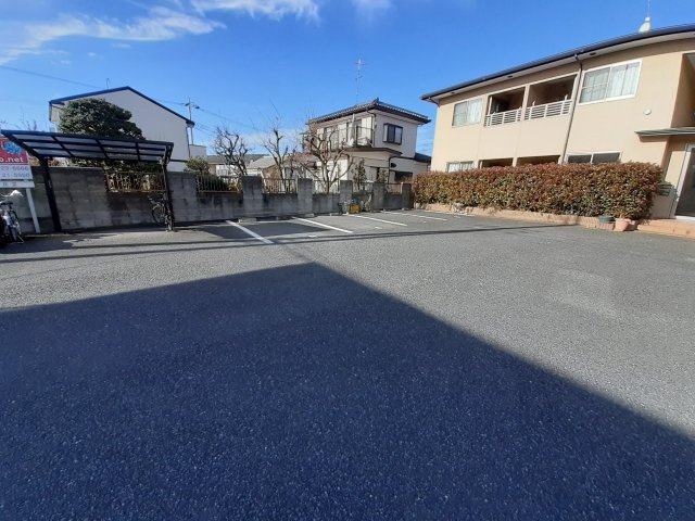 アルメゾン比企の駐車場