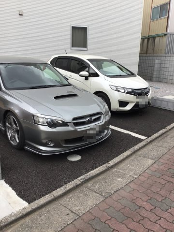 アルチザンの駐車場