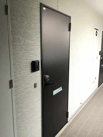 ウェルデンス熊谷Aの玄関