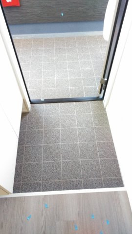 ウェルデンス熊谷Bの玄関