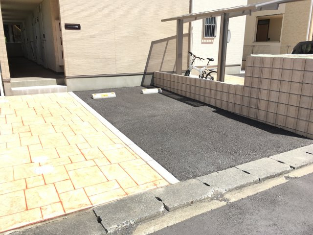 グランディール六軒町の駐車場