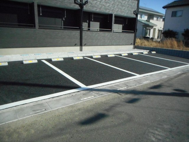 ジュリアスコートの駐車場