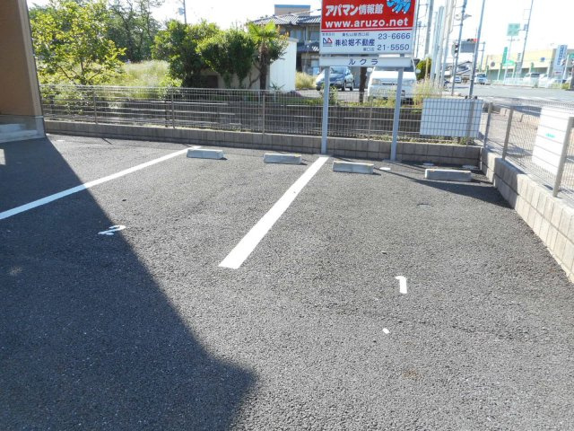 ルクラの駐車場