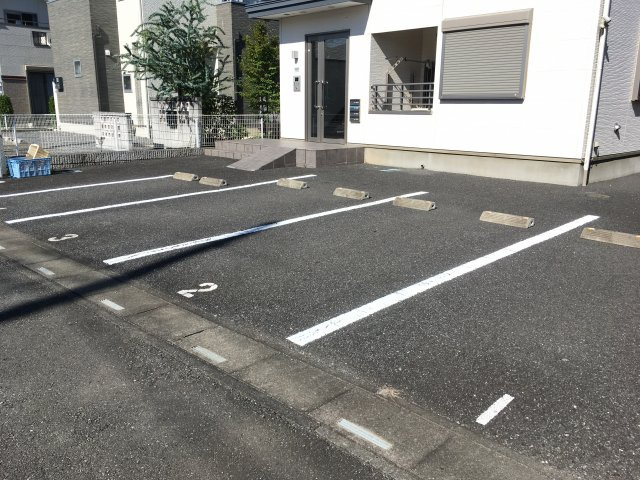 ブランドールの駐車場
