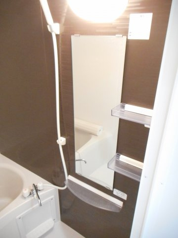 ホワイトマーベルの浴室