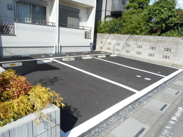 ホワイトマーベルの駐車場