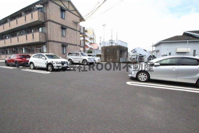 Hermitの駐車場|車をお持ちの方に嬉しい駐車場付きの物件です