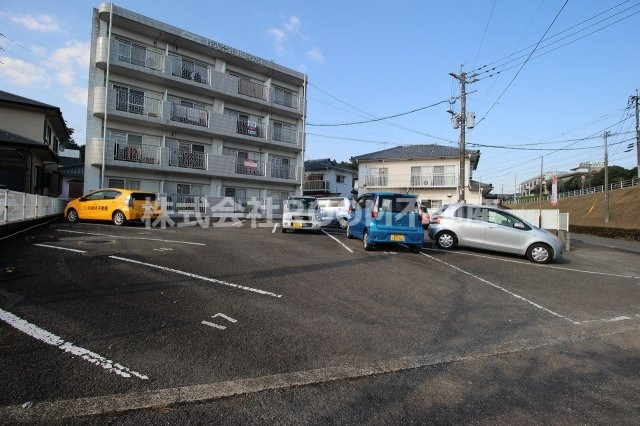 コウガマンションⅡの駐車場|車をお持ちの方に嬉しい駐車場付きの物件です