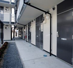 【エントランス】 | レオパレスＫＡＺＵ | ◆不動産すまラボの新プラン◆入居時の費用負担0円で入居可能！カード作成不要・簡単5分の審査です♪お気軽にお尋ねください♪