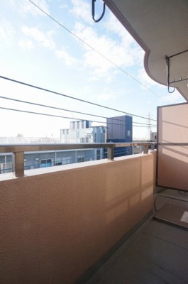 【バルコニー】 | グレイスマンション | バルコニーがあり天気のいい日には、気持ちよく洗濯物を干すことが出来ます。