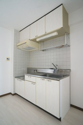 【キッチン】 | グレイスマンション | 吊戸棚もあり収納力もあるキッチンです。※過去の写真です。