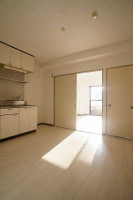 【居間・リビング】 | グレイスマンション | 清潔感のあるＤＫです。※過去の写真です。