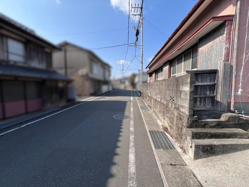 万々　建築条件なし　売土地の前面道路含む現地写真
