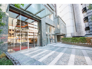 【エントランス】 | 山手線「新宿」駅徒歩６分！平成１８年築・２４時間有人管理で安心な大規模マンション、ファーストリアルタワー新宿は即日現地案内可能となっておりますので、お気軽にお問い合わせください！