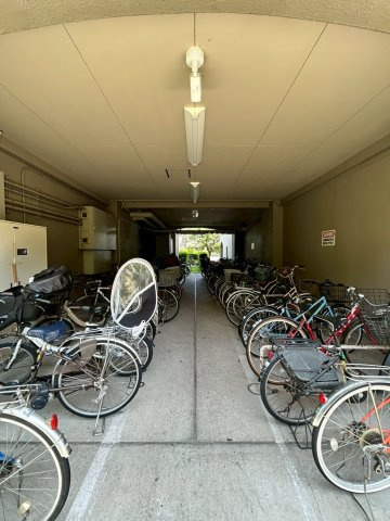くずはセンチュリータウン2番館の駐車場|駐輪場は屋内にあり、雨の日も濡れず安心です。